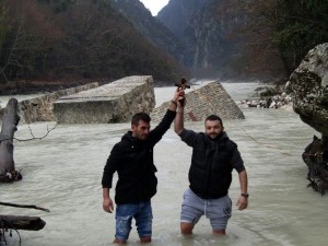 Το γεφύρι που πληγώνει. Στα ερείπια του γεφυριού της Πλάκας ο Αγιασμός των υδάτων με συμβολισμούς