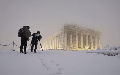 Η συγκλονιστική φωτογραφία με την Ακρόπολη «ντυμένη» στα λευκά