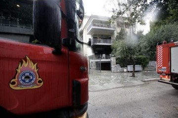 Ένας νεκρός, δύο τραυματίες από φωτιά σε διαμέρισμα στου Ζωγράφου