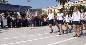 Στο Αργοστόλι παρέλασαν και οι… αγανακτισμένοι!