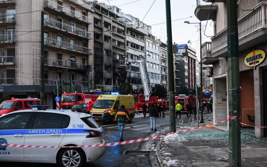 Συναγερμός στο κέντρο της Αθήνας: Ισχυρή έκρηξη και φωτιά σε κτίριο στη Συγγρού - Ένας σοβαρά τραυματισμένος