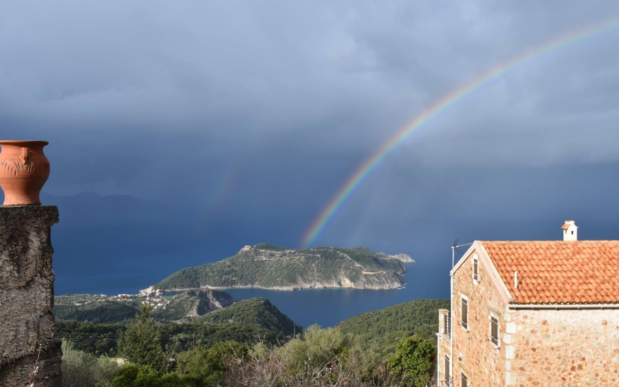 Ουράνιο τόξο πάνω από το Κάστρο της Άσσου (εικόνες)