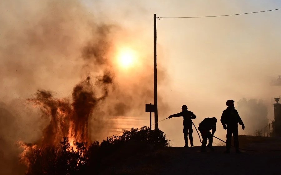 Ολονύχτια μάχη με τις φλόγες σε Ανατολική Αττική, Λουτράκι και Δερβενοχώρια - Τα ξημερώματα σηκώθηκαν πάλι τα εναέρια μέσα