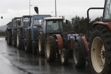 Αγρότες: Έκλεισαν τα Τέμπη, κομμένη στα δύο η χώρα