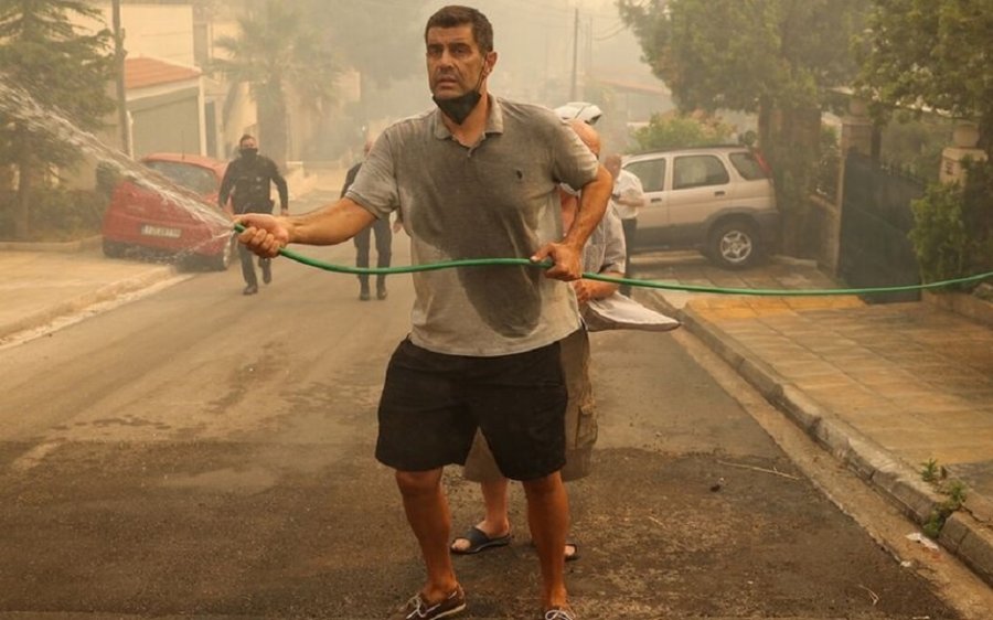 Συγκλονίζει ο Δημήτρης Καζάζης! Πάλεψε να σώσει το σπίτι του