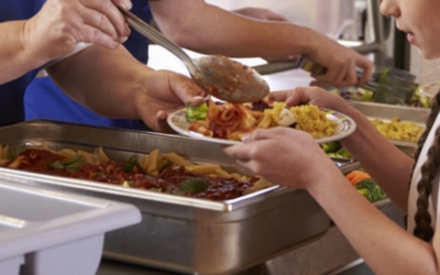Σχολεία: Ξεκινά σήμερα η διανομή των σχολικών γευμάτων