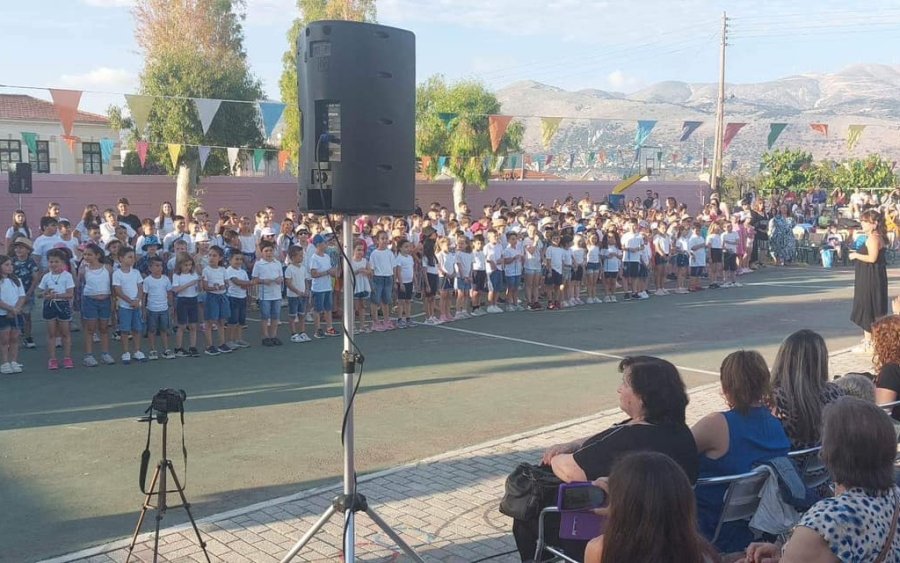 2o Δημοτικό Ληξουρίου: Μια ξεχωριστή εικόνα. Όλοι οι μαθητές τραγουδούν στη νοηματική!