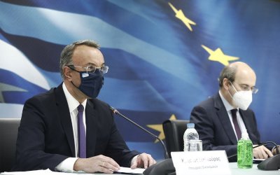 Nέα μέτρα στήριξης για τον Απρίλιο - Τι ανακοίνωσαν Σταϊκούρας - Χατζηδάκης - Τι ισχύει για το Δώρο Πάσχα