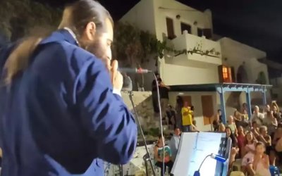 Νάξος: Παπάς... ραπάρει Πρωτοψάλτη σε πανηγύρι του Δεκαπενταύγουστου και καταχειροκροτείται! (video)