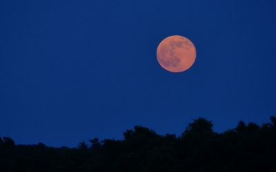 Strawberry moon: Γιατί η αποψινή πανσέληνος είναι ξεχωριστή