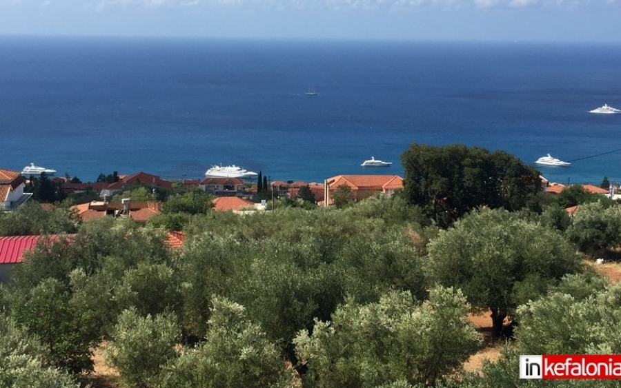 «Επιδρομή» πολυτελών yacht στο Λουρδά (εικόνες)