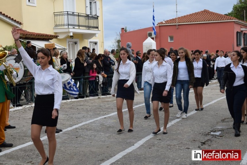 Η παρέλαση της 28ης Οκτωβρίου στις Κεραμειές (εικόνες)