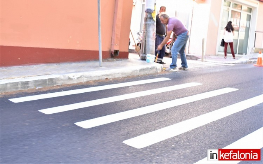 Αργοστόλι: Μπαίνουν οι διαγραμμίσεις στα νέα κομμάτια οδοστρώματος (εικόνες)