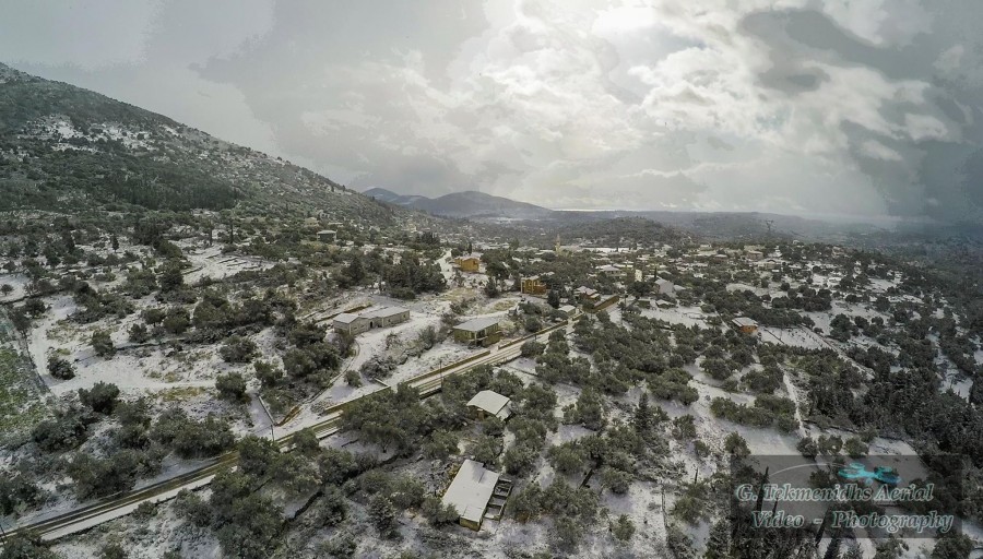 Τα χιονισμένα Φαρακλάτα από ψηλά (εικόνες)