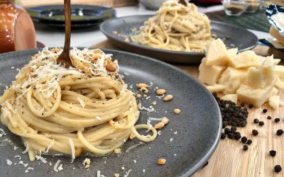 Πώς να φτιάξεις cacio e pepe με μόλις 5 υλικά