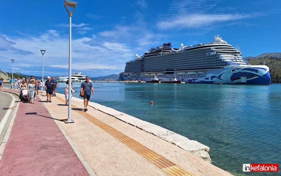 To πελώριο κρουαζιερόπλοιο Norwegian Viva  στο λιμάνι του Αργοστολίου