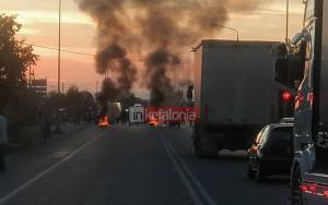 Ρομά έκλεισαν τον δρόμο στα Σαγέικα - Αδύνατη η πρόσβαση στην Κυλλήνη (φωτό αναγνώστη)