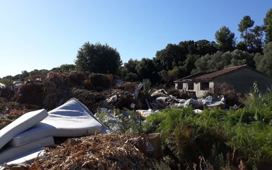 Κόκκινη κάρτα στο Δήμο Κεφαλονιάς από τη Διεύθυνση Δημόσιας Υγείας για τα σκουπίδια στη Σκάλα