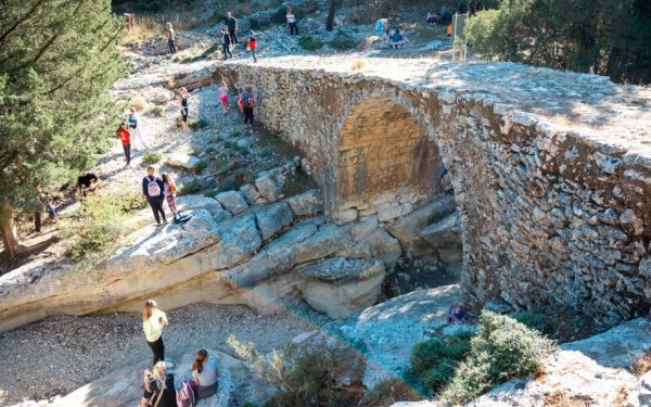 Η πεζοπορία των μαθητών του 5ου Δημοτικού Αργοστολίου στο μονοπάτι των επτά νερόμυλων στην Σάμη