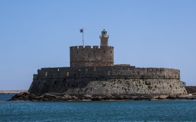 Σοκ στη Ρόδο: Τουρίστρια γέννησε σε τουαλέτα ξενοδοχείου - Νεκρό το μωρό