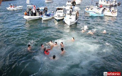 Με ιδιαίτερη λαμπρότητα και πλήθος πιστών, ο Αγιασμός των Υδάτων στο Αργοστόλι! (εικόνες/video)