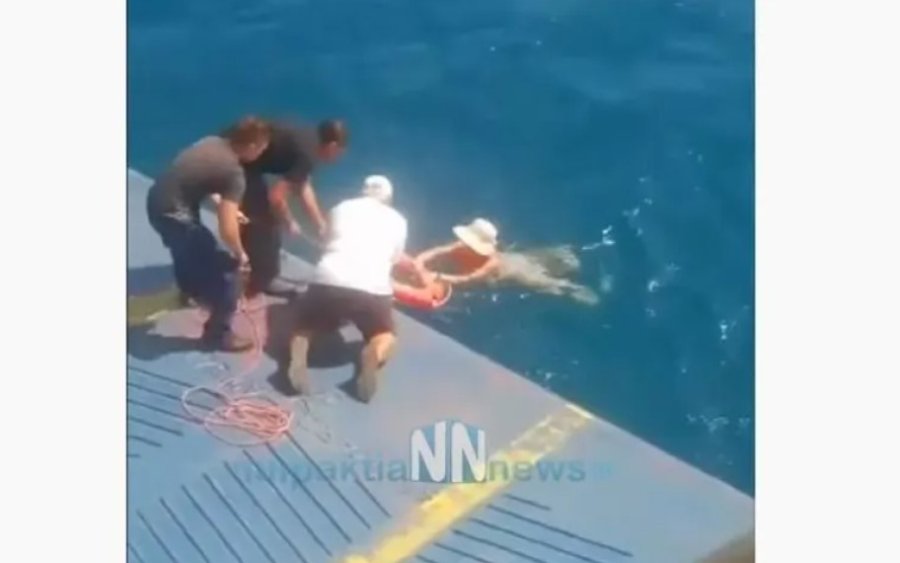 Ρίο: Η στιγμή που ferry boat «σώζει» ηλικιωμένες που παρασύρθηκαν από τα θαλάσσια ρεύματα (video)