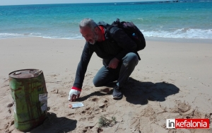 Στην εικόνα ο Διονύσης Μινέτος,προϊστάμενος του τμήματος περιβάλλοντος της Περιφέρειας  σε ... απόσταση αναπνοής απο το βαρέλι! 