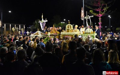 Σε κλίμα κατάνυξης και με λαμπρότητα! Λαοθάλασσα πιστών στην κοινή περιφορά των επιταφίων στο Αργοστόλι! (εικόνες/video)