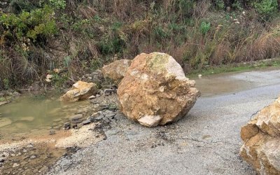 "Η πτώση βράχων και τα έρποντα εδάφη θέτουν ζήτημα ασφάλειας στον δρόμο Πόρος-Σκάλα"