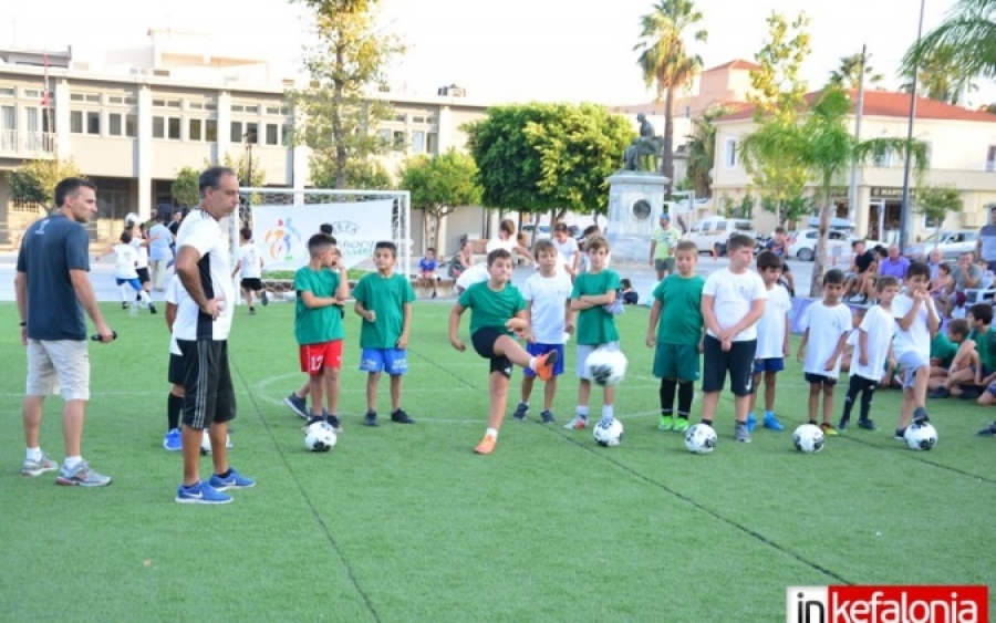 UEFA GRASSROOTS: Οι μικροί έπαιξαν ωραία… μπάλα στην πλατεία Αργοστολίου! (εικόνες + video)