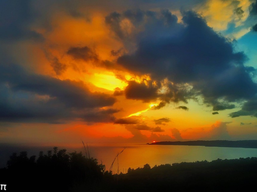 Εντυπωσιακό ηλιοβασίλεμα στο Λουρδά (εικόνες)