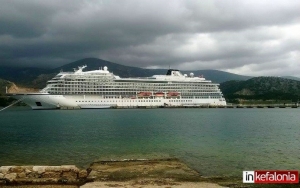 To κρουαζιερόπλοιο Viking Sky στο βροχερό Αργοστόλι (εικόνες)