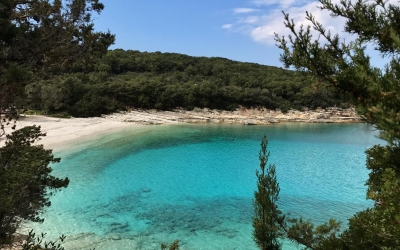 Η παραλία της Έμπλυση...με τα γαλαζοπράσινα νερά (εικόνες)