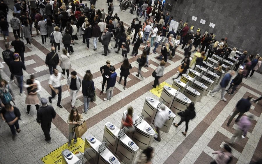 Τέλος στα χάρτινα εισιτήρια στα ΜΜΜ -Η τραπεζική κάρτα θα «ανοίγει» τις μπάρες