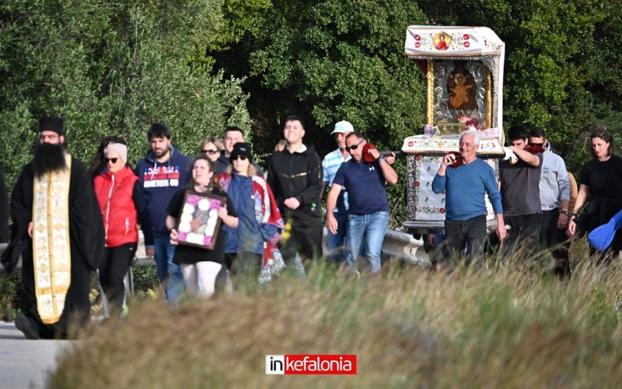 Πλήθος πιστών συνόδευσε την εικόνα της Παναγίας των Σισσίων στα Βλαχάτα