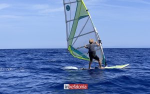 Just shy of her 86th birthday, windsurfer Anastasia Gerolymatou reached Zakynthos, achieving another remarkable feat! INKEFALONIA.GR was there !