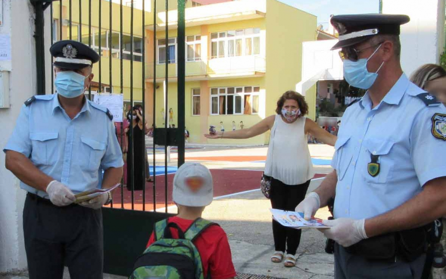 Κεφαλονιά: Ενημερωτικά φυλλάδια διένειμαν τροχονόμοι σε γονείς και μαθητές δημοτικών σχολείων (εικόνες)