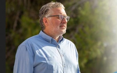 Τρίτη πτώση φωτιστικού στύλου στην πλατεία: Σκληρή παρέμβαση Μεσσάρη για την εικόνα της πόλης