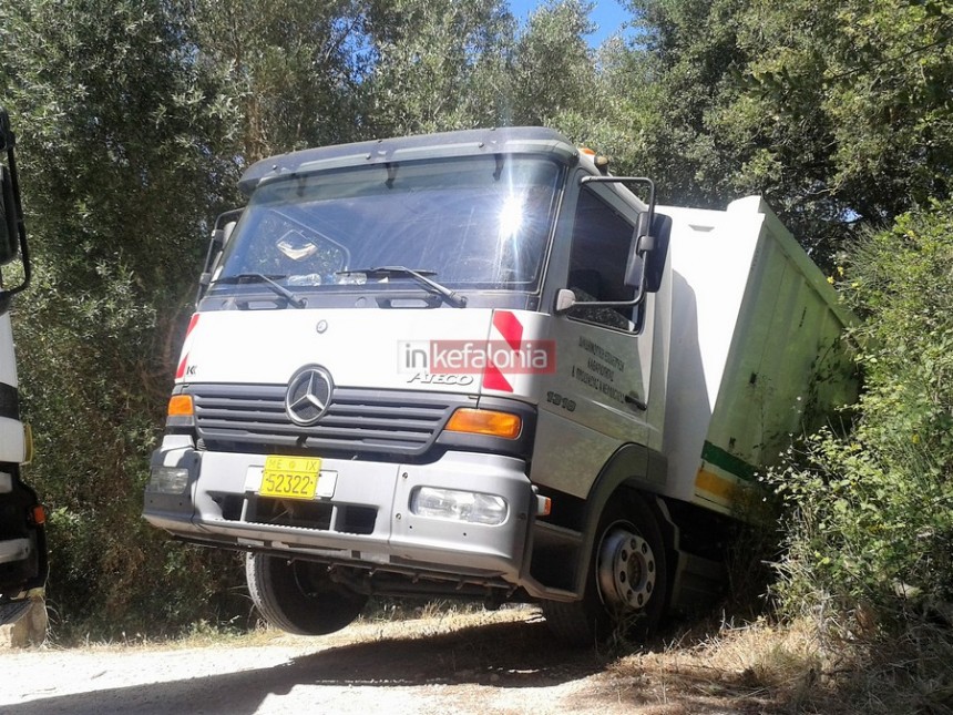 Ντελαπάρισε όχημα καθαριότητας του Δήμου στο Τραπεζάκι (εικόνες)