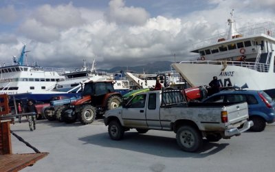 Συμβολικό κλείσιμο του λιμανιού στο Ληξούρι από τους Αγρότες-Κτηνοτρόφους της Κεφαλονιάς (εικόνες)