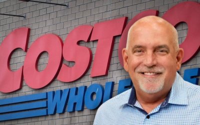 Ο Ελληνοαμερικανός CEO της Costco που αρνείται να συνθηκολογήσει με τον Τραμπ