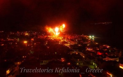 Αργοστόλι: Το φαντασμαγορικό θέαμα με τα πυροτεχνήματα από ψηλά! (video)