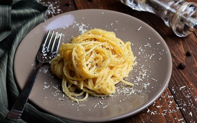 Mε 4 μόνο υλικά φτιάχνεις τέλεια ζυμαρικά «Cacio e pepe»