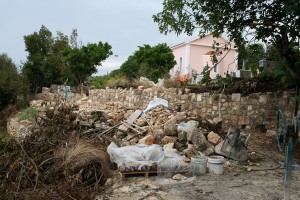 Άρχισε η αποκατάσταση της πεσμένης μάντρας του νεκροταφείου Λουρδάτων