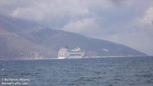 ΤΟ MSC Armonia στον κόλπο της Σάμης (φωτο : Μάριος Βαλλάτος)