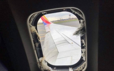 Έκρηξη σε αεροπλάνο: Φρικτός θάνατος γυναίκας – Τη «ρούφηξε» το σπασμένο παράθυρο (video)
