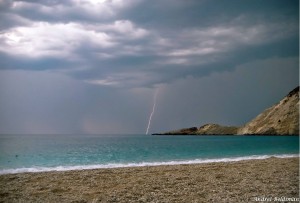 Η καταιγίδα πλησιαζει την παραλία των Πετανών