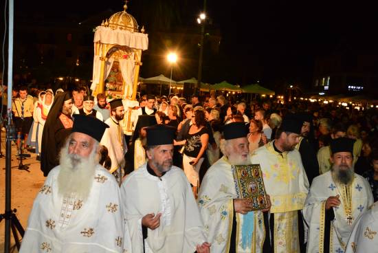 Λιτανεία μετ’ εμποδίων για την Παναγία Δραπανιώτισσα (εικόνες + video)