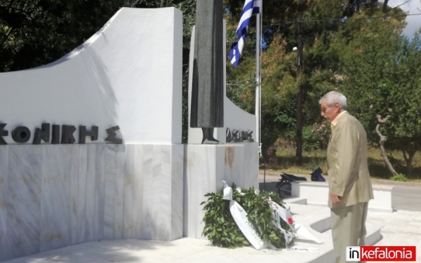 Η κατάθεση στεφάνων στο Μνημείο της Εθνικής Αντίστασης (εικόνες)