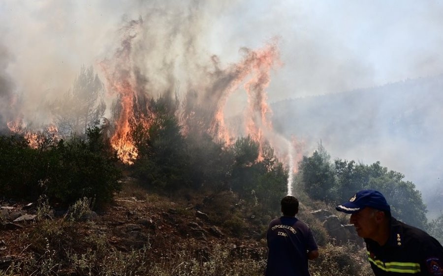 Οριοθετήθηκε η φωτιά στα Χελμάτα (video)